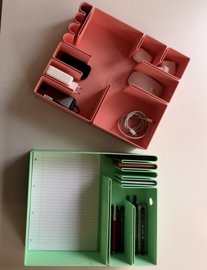 Moderner Desk-Organizer in korallrosa und Notizbuch-Organizer mit liniertem Block in mintgrün auf weißem Hintergrund