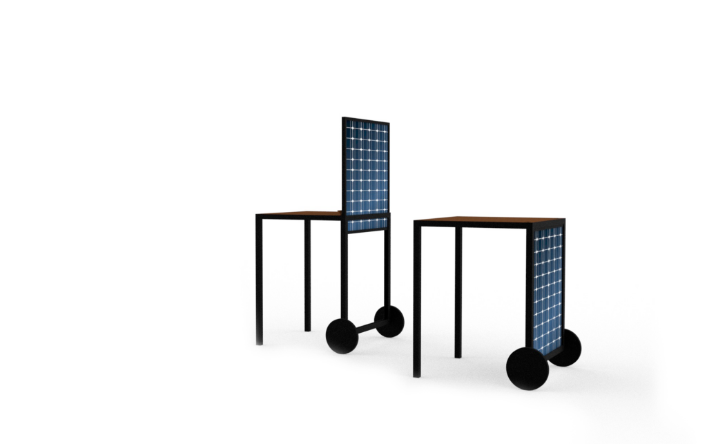 Zwei moderne Holzstühle mit blauen Solarpanellen im Wohnzimmer