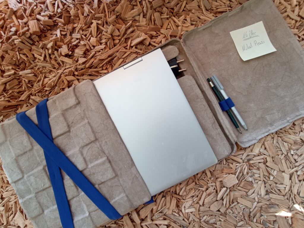 Notizbücher mit Leinenbezügen auf Korkunterlage