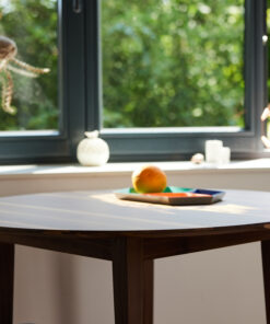 Runder Essstisch Beluga aus Hafenholz mit weitem Natural-Licht-Blick