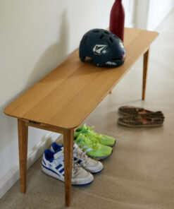 Holzttablette mit Helm und Schuhen im zeitlosen Designraum