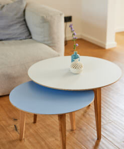 Couchtisch Beluga in Hafenholz mit blauer Oberfläche und purpurnen Blumen