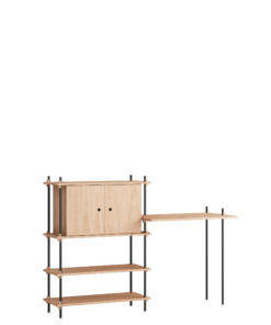 Modernes Holzregal mit schwarzem Rahmen in weißer Umgebung