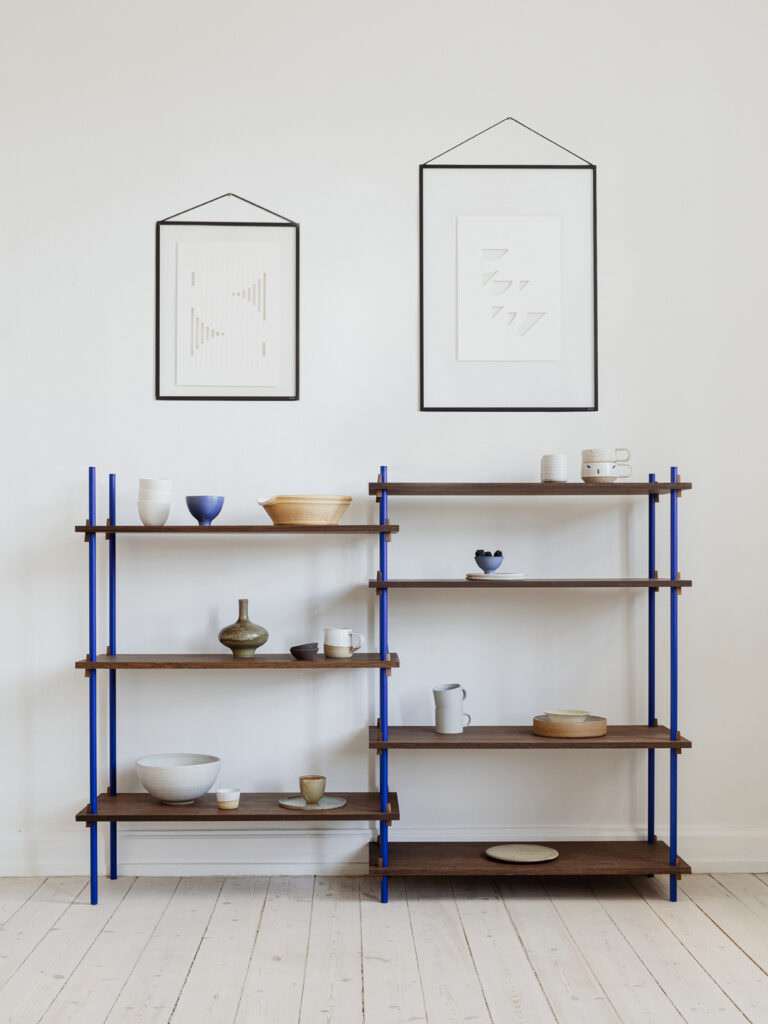 Moebe Regalsystem aus Räuchereiche und Tiefblau mit Vasen und Schalen auf weisser Wand