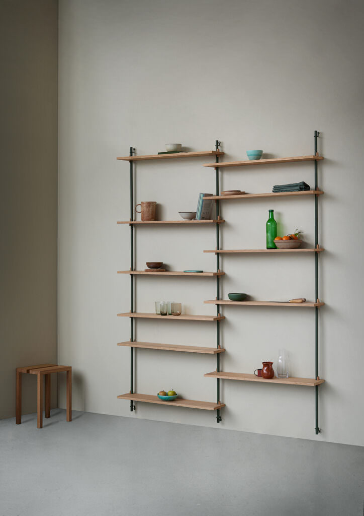 Flexibles Holzregal im Industrial-Skandinavisch-Stil mit Accessoires auf weißem Hintergrund