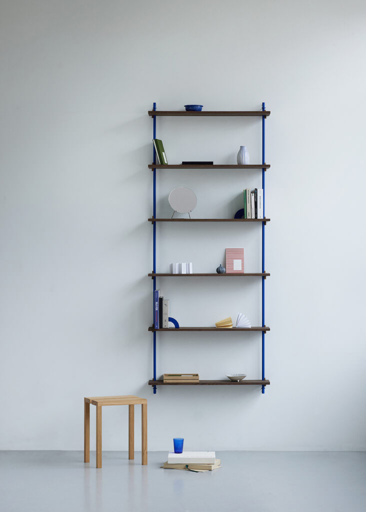 Modernes Wandregal-System mit dunklem Holz und blauen Ständern, gestaltet von lokaldesign.de