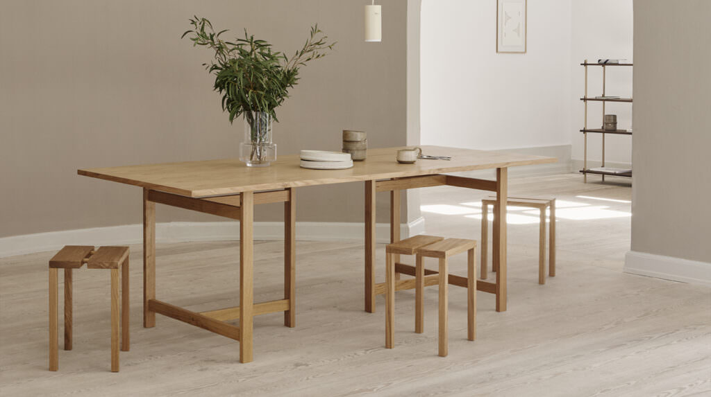 Minimalistischer Esstisch aus hellem Holz mit Hockern im skandinavischen Design