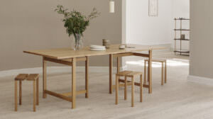 Minimalistischer Esstisch aus hellem Holz mit Hockern im skandinavischen Design