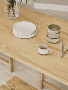 Minimalistisches EsszimmermitTEL aus Kiefernholz mit handgefertigten Keramiken und skandinavischem Stil