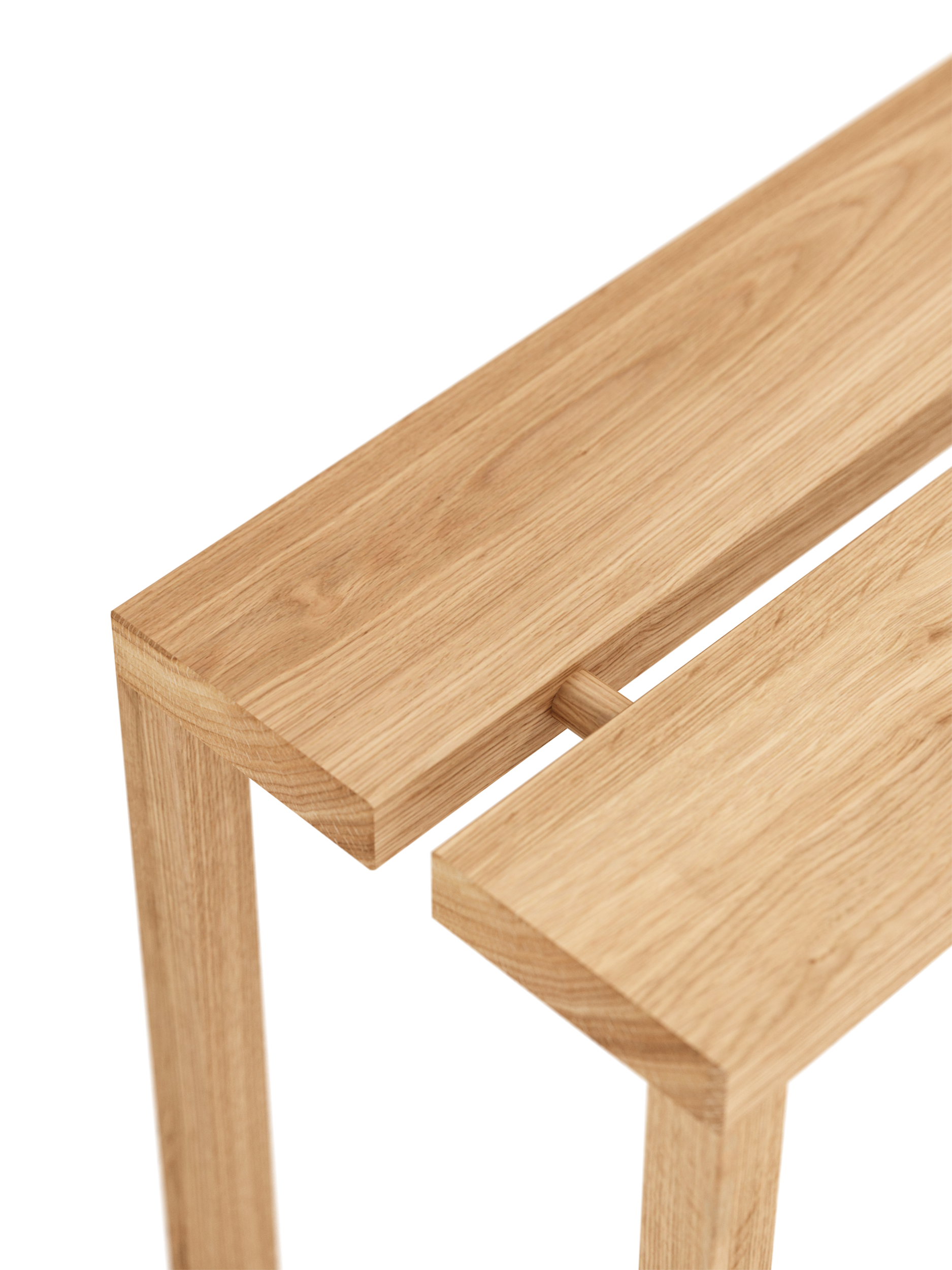 Elegantester Holzbanktisch oder -bench im Scandinavian Design mit feinem Naturholz und klaren Linien auf weißem Hintergrund