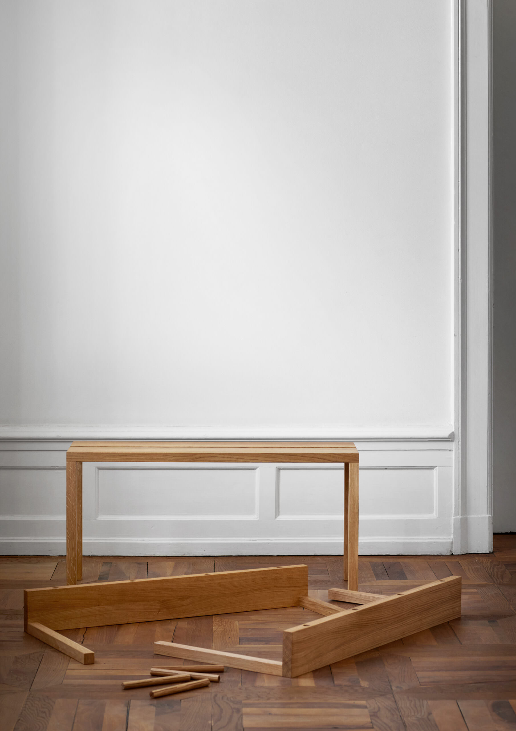 Einsatzbereitschaftige hölzerne Bank im minimalistischen Raum