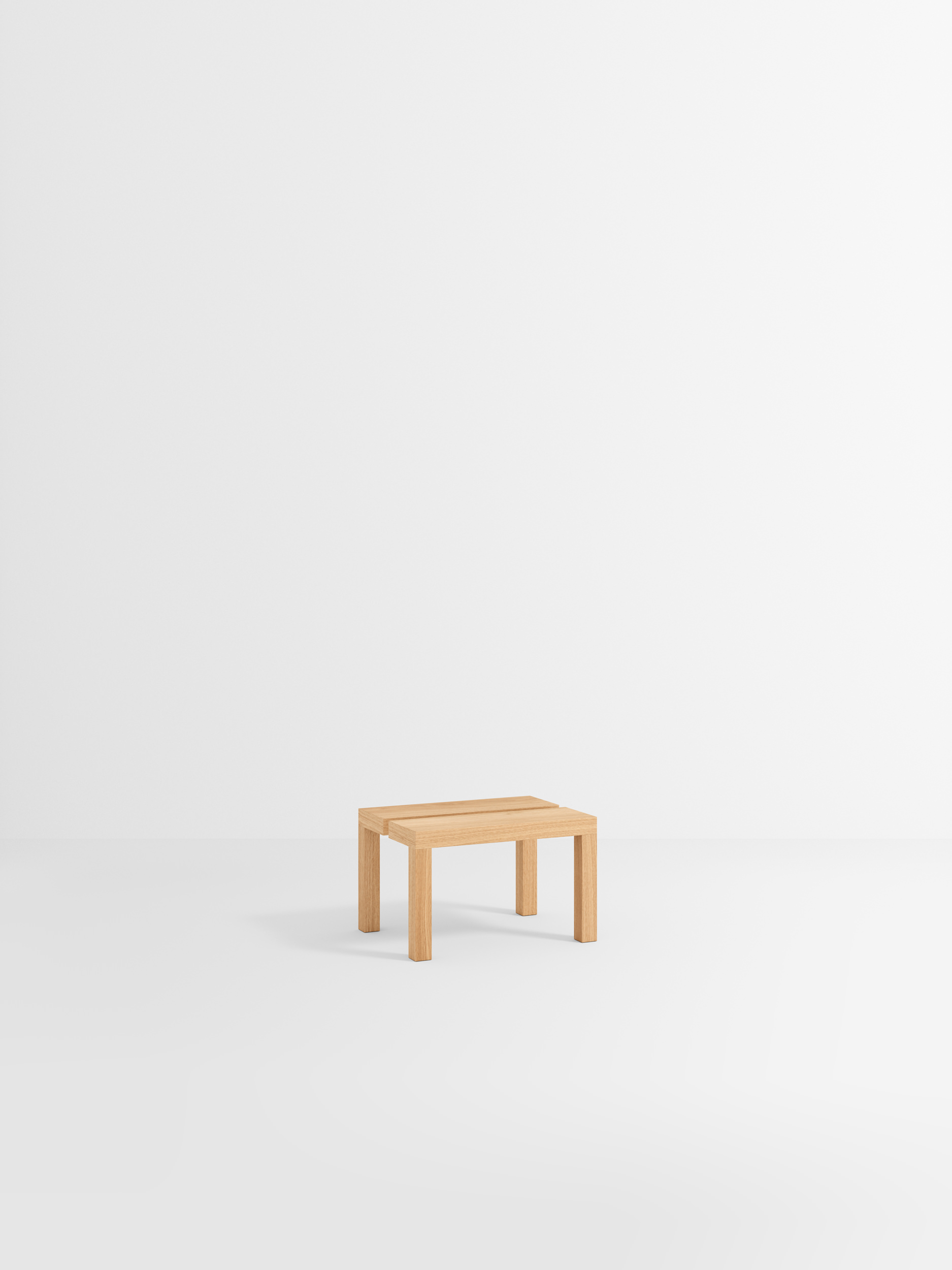 minimalistischer Couchtisch aus hellem Massivholz mit klaren Linien und massiven Beinen