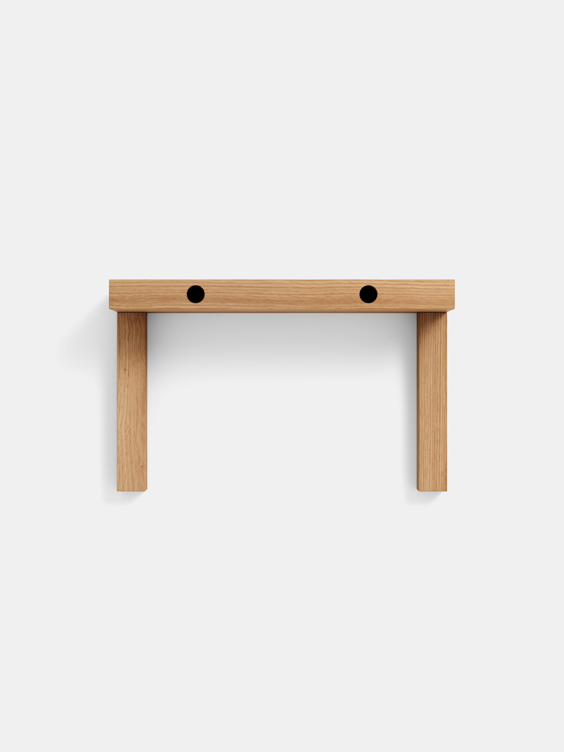 Minimalistisches Wandregal aus hellem Holz mit schwarzem Metalldekoration, skandinavische Designsprache