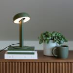 Nod Tischleuchte auf Holztisch mit Vasen und Büchern