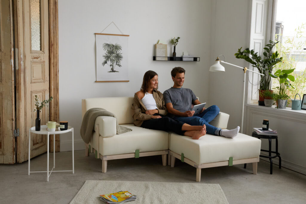 cremefarbenes Modulsofa mit Holzbeinen in minimalistischem Wohnzimmer