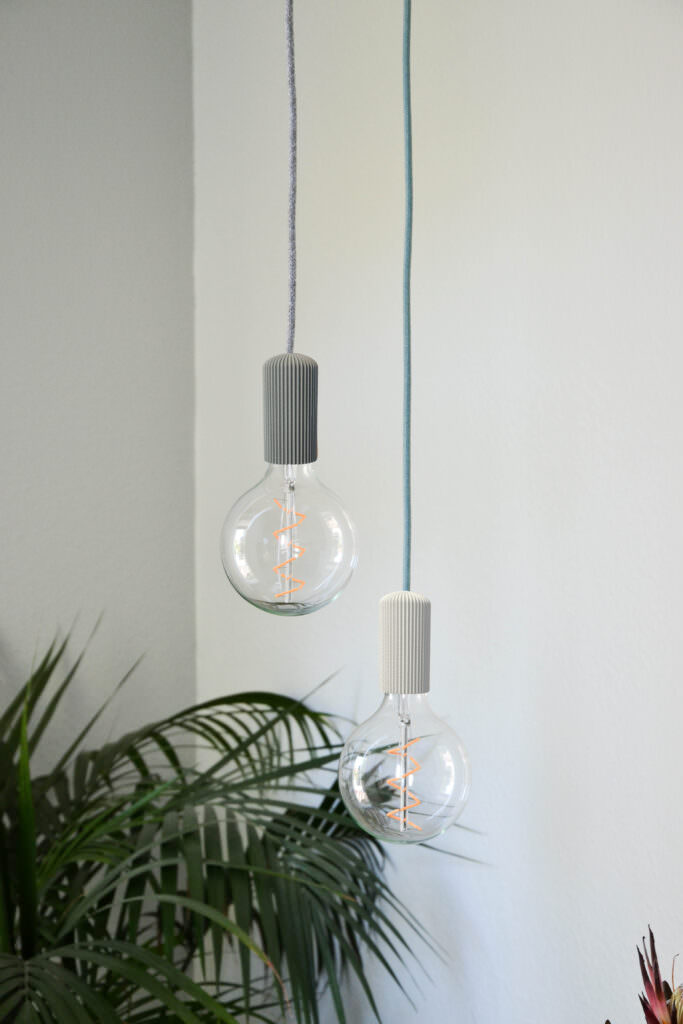 Moderne Pendelleuchten mit Glaskörpern und Metallschirmen