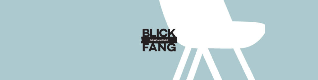 Moderne weiße Stühlsilhouette vor hellblauem Hintergrund, BLICK FANG - DESIGNMESSE Logo
