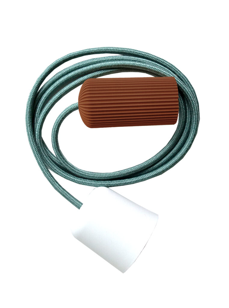 Tontechnik mit weißem Kabel und brauner Kugel