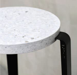 Sitzflaeche eines Hockers aus recycelten Joghurtbechern