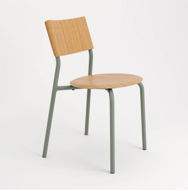 Holzstuhl aus Eiche‑Eukalyptus mit blauem Sitz im hellen, minimalistischen Raum
