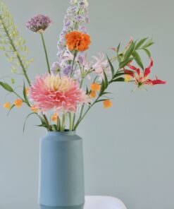 Vase in Petrol mit bunten Blumen für frischen Wohnstil im Hamburger Concept Store
