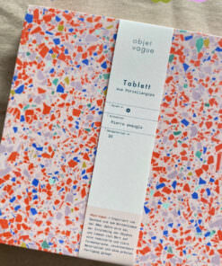 Farbenreiches Buch mit weißem Etikett