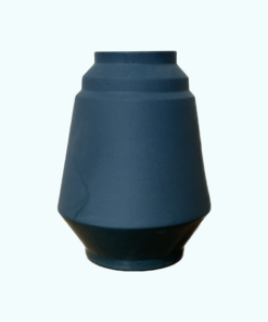 Dunkelblaue Porzellanvase mit runder Form auf weißem Hintergrund