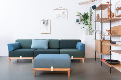 Modulares Sofa aus Holz von Lokaldesign: Flexibles Design für jeden Raum