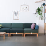 Nachhaltiges Holzsofa von Lokaldesign: Umweltbewusstes Wohnen