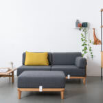 Komfortables Holzsofa mit Kissen und Polstern: Lokaldesign Hamburg