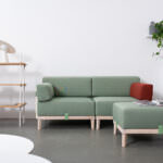 Komfortables Holzsofa mit Kissen und Polstern: Lokaldesign Hamburg