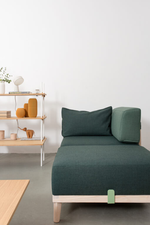 Lokaldesign Hamburg: Natürliches Holzsofa für ein harmonisches Ambiente