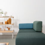 Holzsofa mit modularer Vielseitigkeit: Lokaldesign Hamburg