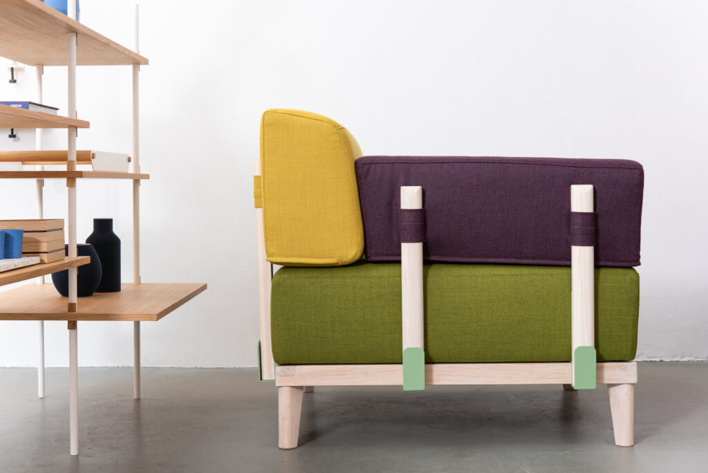 Holzsofa mit vielseitigen Kissen und Polstern: Lokaldesign Hamburg