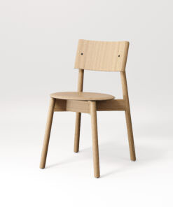 Helles Zimmer mit Holzstuhl und neutralen Farben