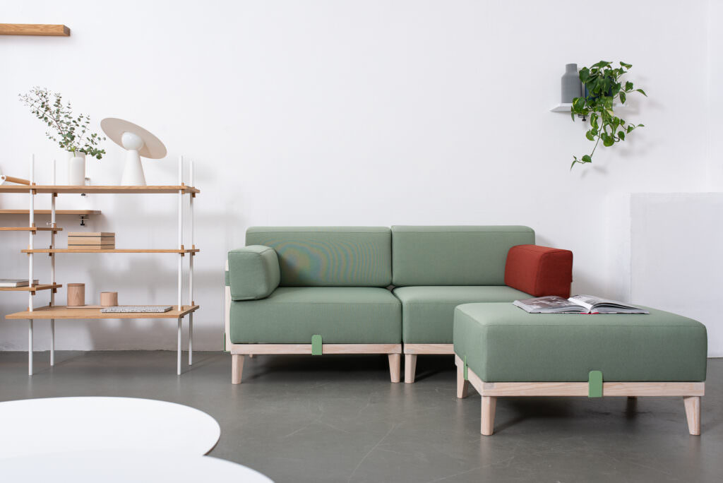 Komfortables Holzsofa mit Kissen und Polstern: Lokaldesign Hamburg