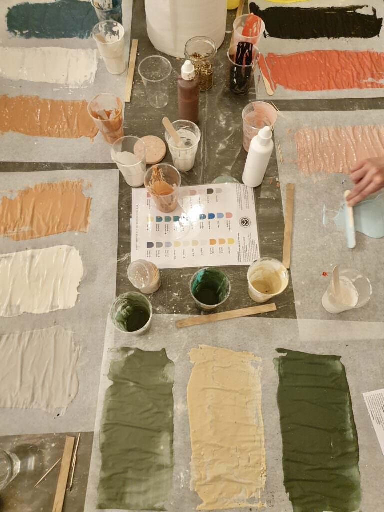 Kreative Arbeitsstunde mit Farben und Materialien