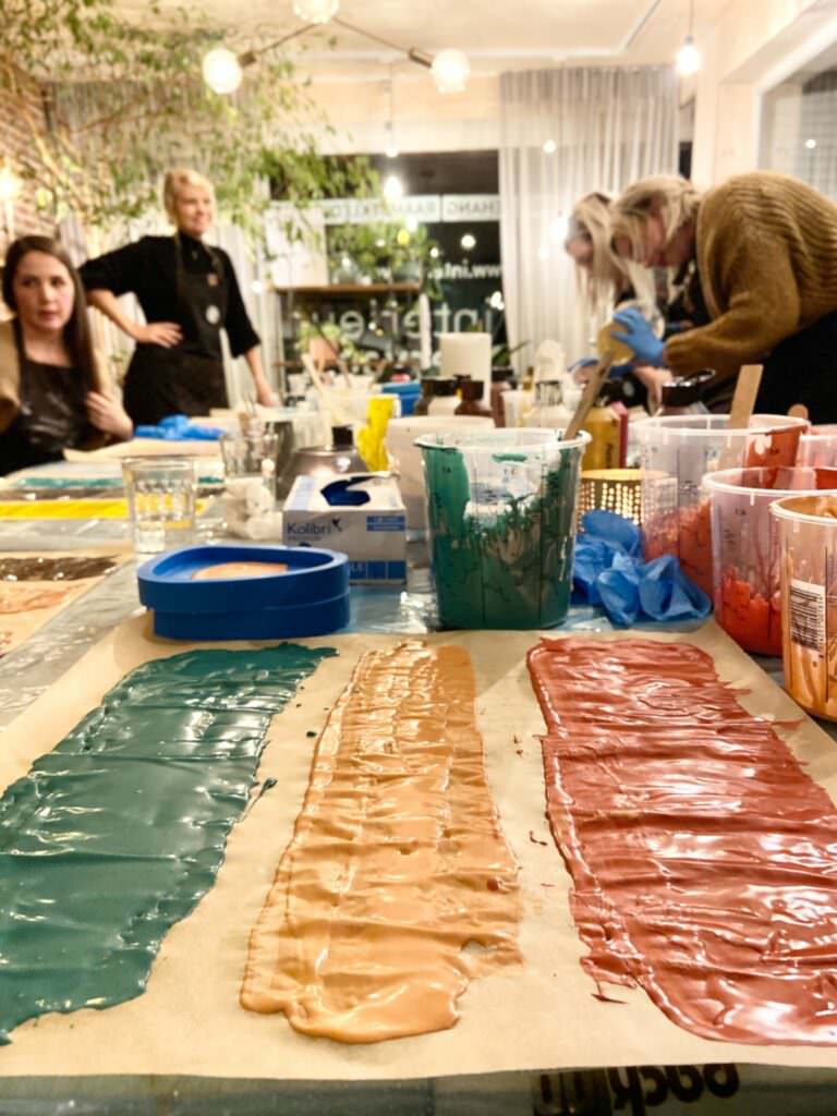 Farben und Materialien für kreative Kunstwerke auf einem Tisch mit Lack, Puder und Werkzeugen