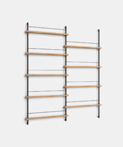 Holzregal mit verschiedenen Latten an weißer Wand