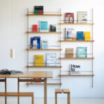 Magazinregal aus Eichenholz mit Büchern und Zeitschriften