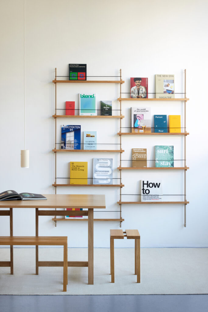 Magazinregal aus Eichenholz mit Büchern und Zeitschriften