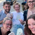 Gruppe zeigt lokale Designprodukte in freundlicher Atmosphäre