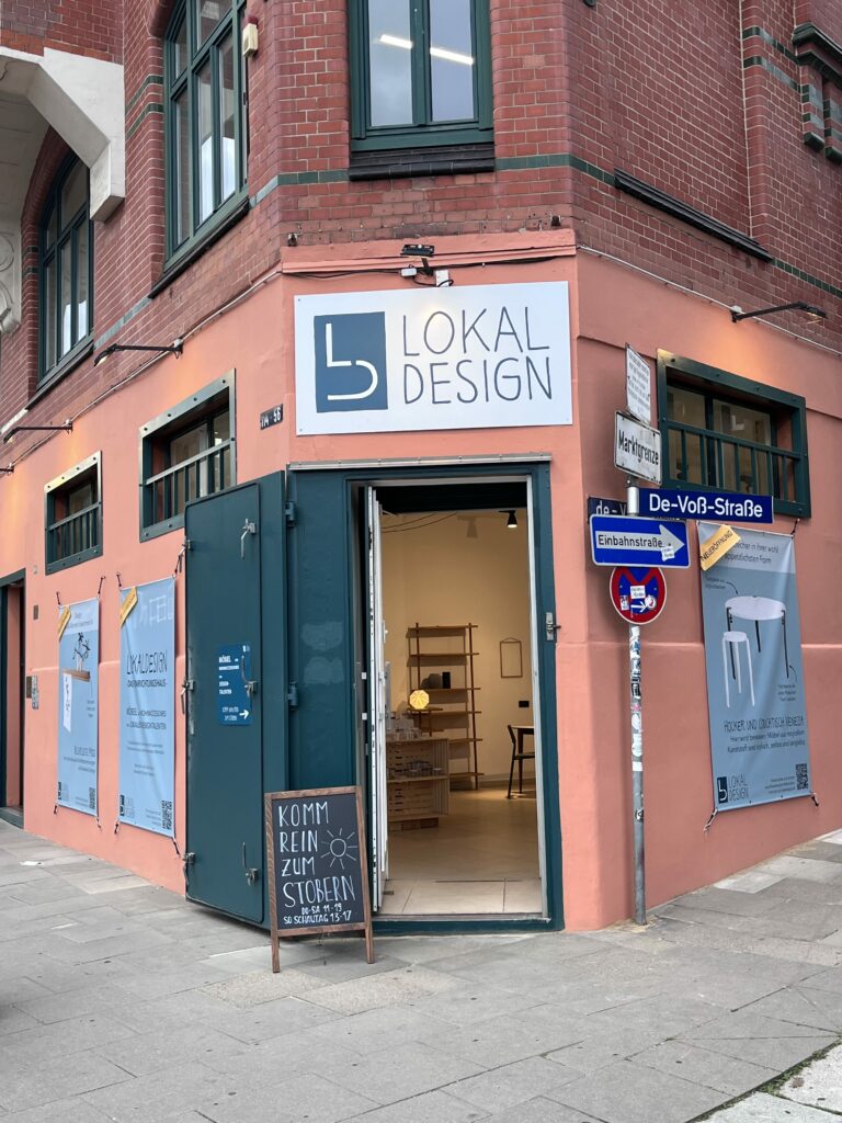 Lokaldesign Logo über Eingangstür
