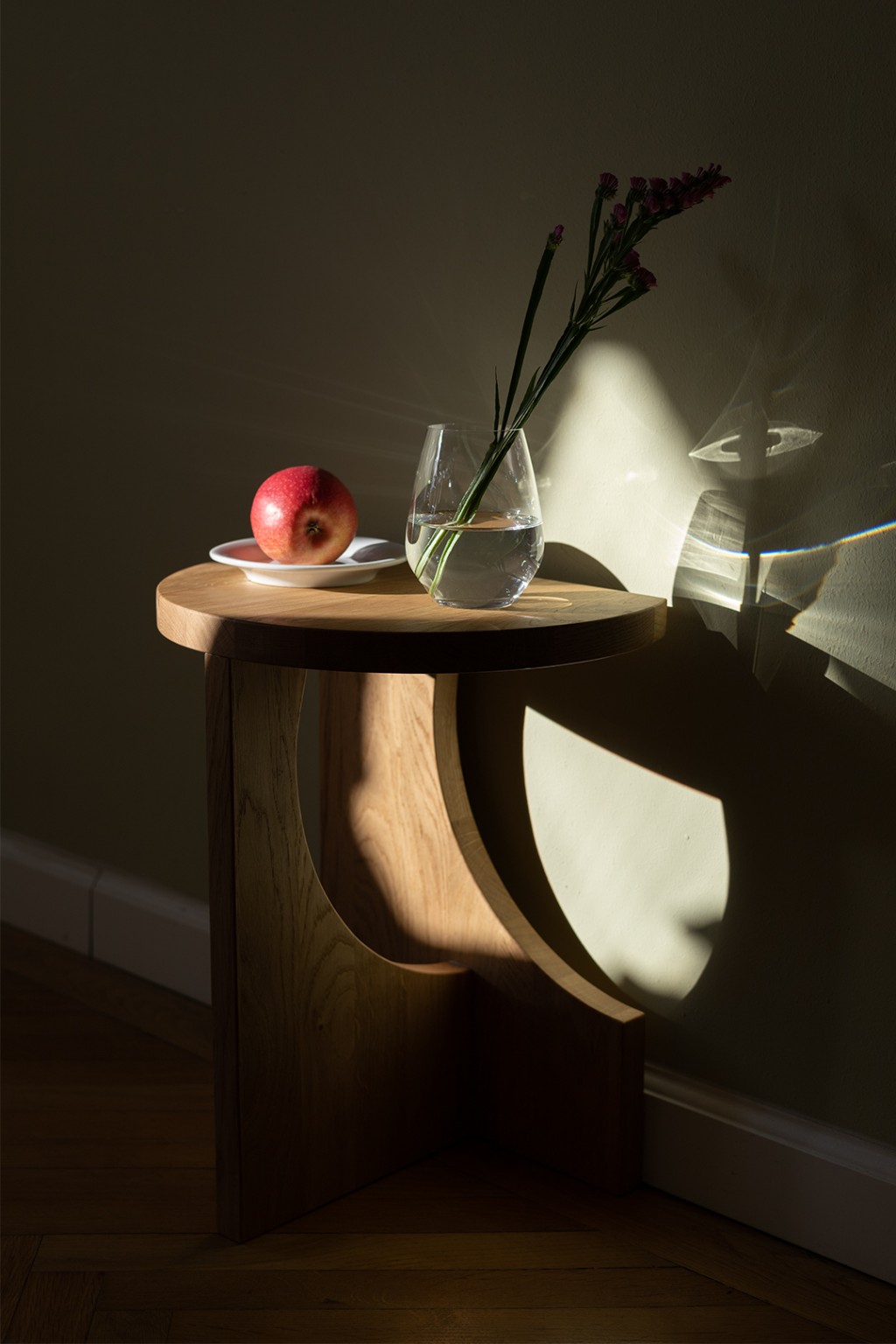 Holzstandfuß-Tisch aus nachhaltigem Design mit Glas und Blume, dezente Einrichtung für Interior und Wohnaccessoires, Hamburg