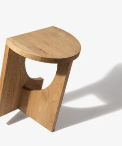 Minimalistischer Holzstuhl aus nachhaltigem Design, natürlicher Farbton im weißen Raum – stilvolle Designmöbel für Interior