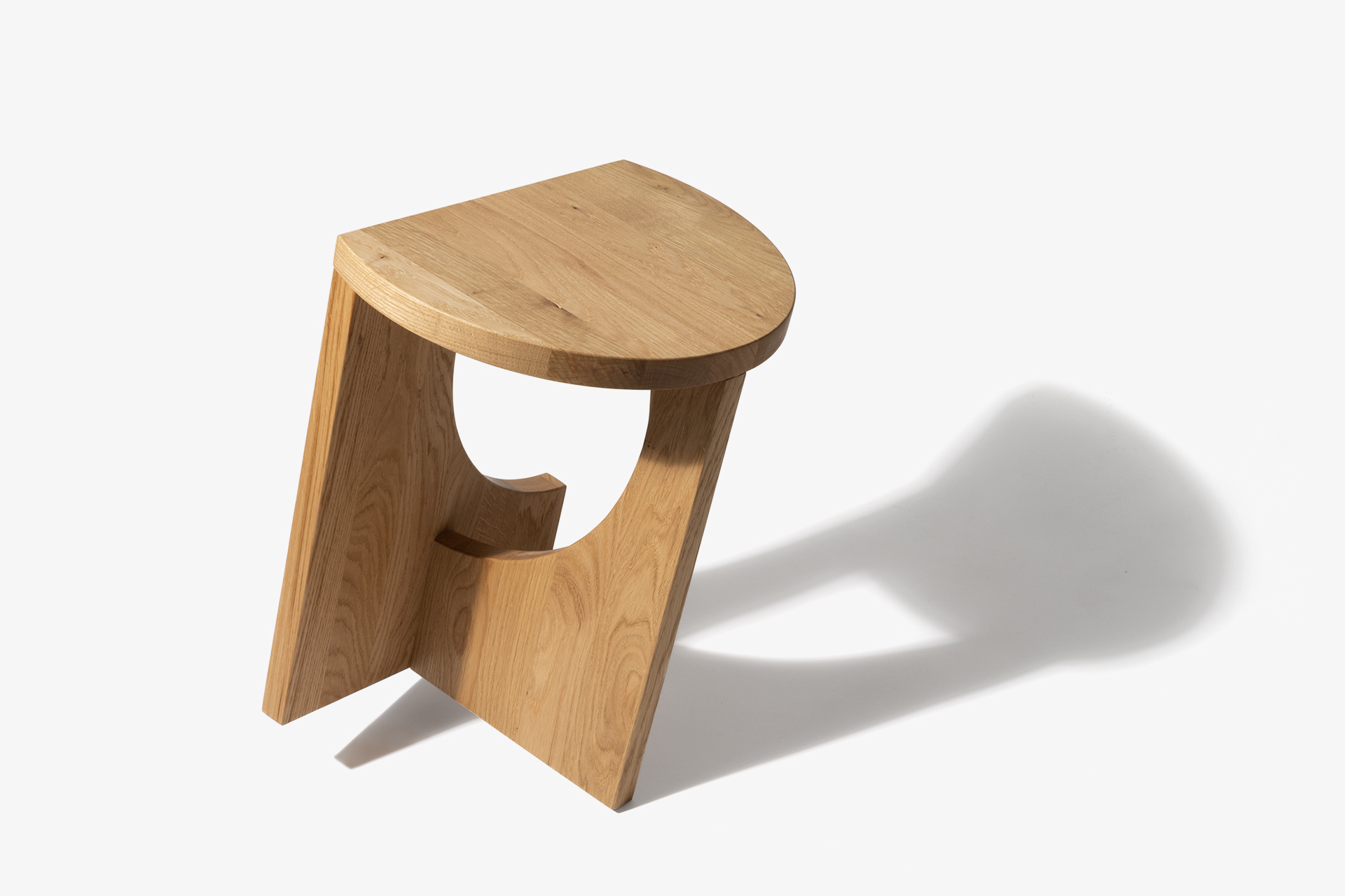 Minimalistischer Holzstuhl aus nachhaltigem Design, natürlicher Farbton im weißen Raum – stilvolle Designmöbel für Interior