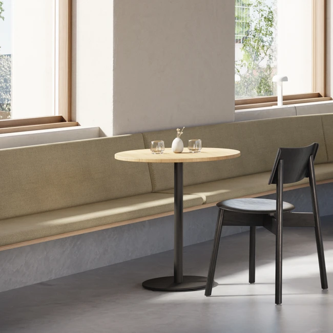 Moderne Küche mit schwarzem Stuhl, Tisch und weißem Deckel – Designmöbel und stilvolles Interior für nachhaltige Einrichtung