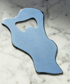 Silberner Flaschenöffner in Vogel-Form aus nachhaltigem Design auf Marmor, Wohnaccessoires für Interior in Hamburg