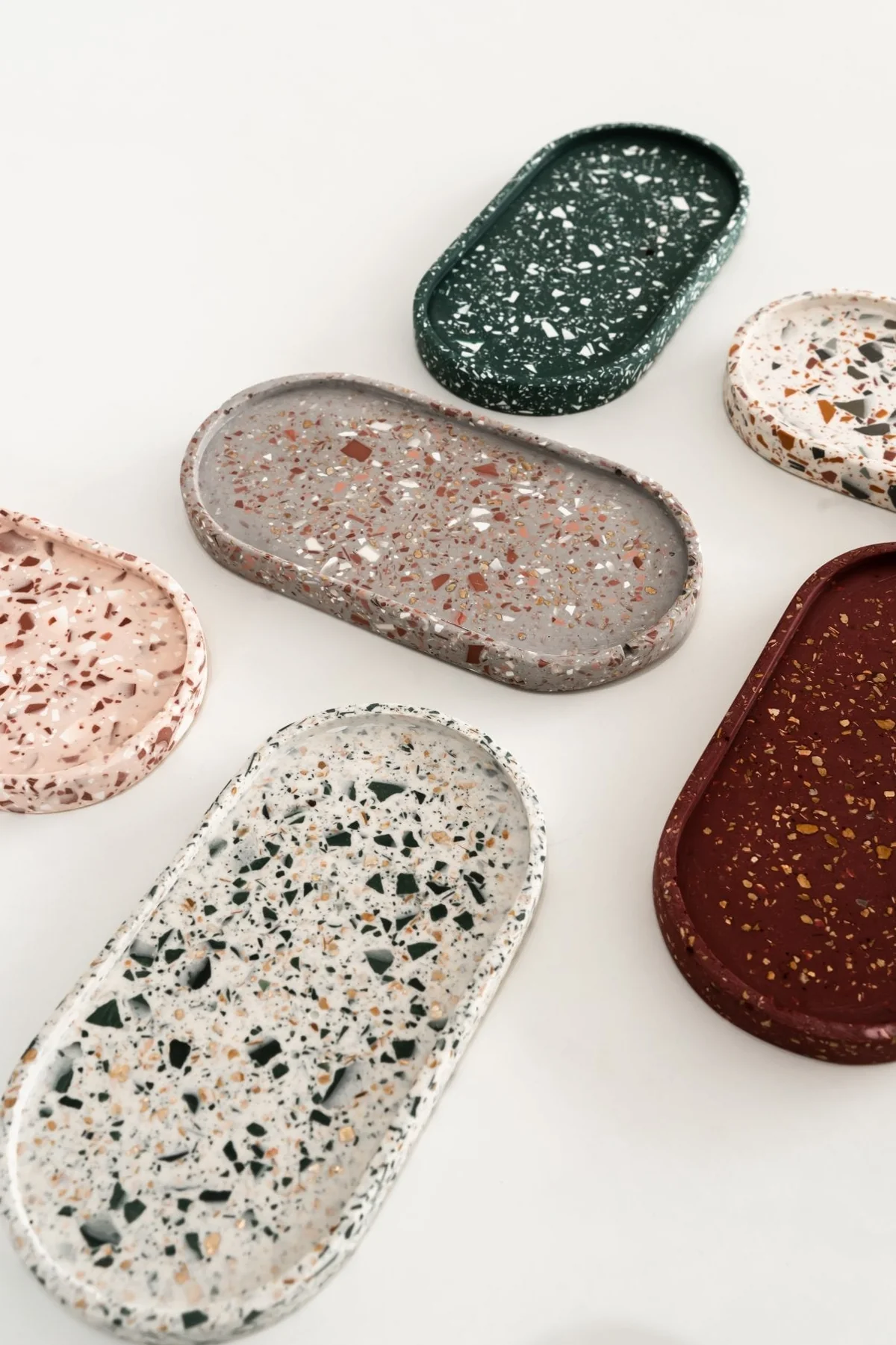 Ovale Ablageschalen im Terrazzo-Design
