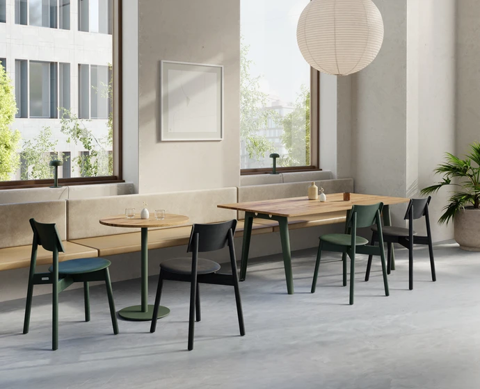 Moderne Küche mit farbigen Stühlen, Sitzbank und Tisch, funktionales Interior und Designmöbel für nachhaltige Einrichtung
